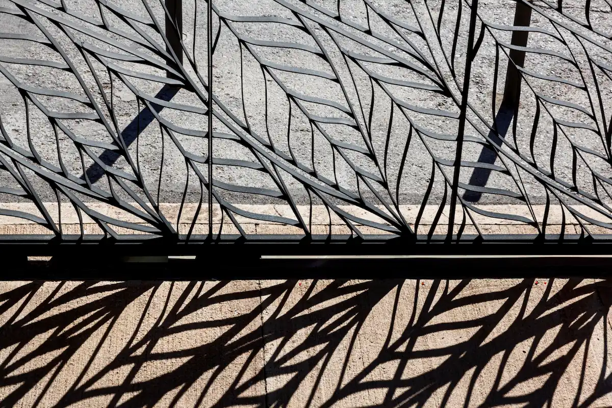 Lubang Angin Besi Bentuk Daun